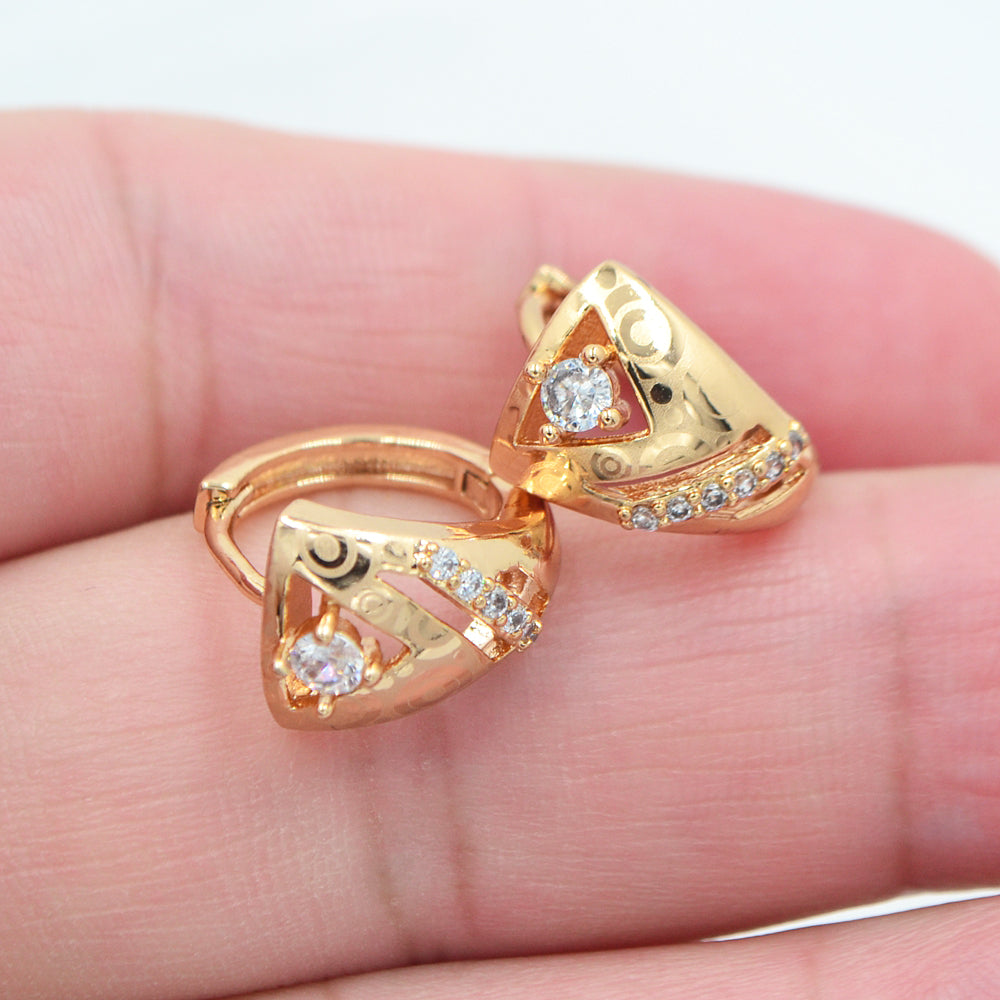 Wholesale Gold Plated Women Clear Zircon CZ Laser Stamped Triangle Huggie Earrings Jewelry